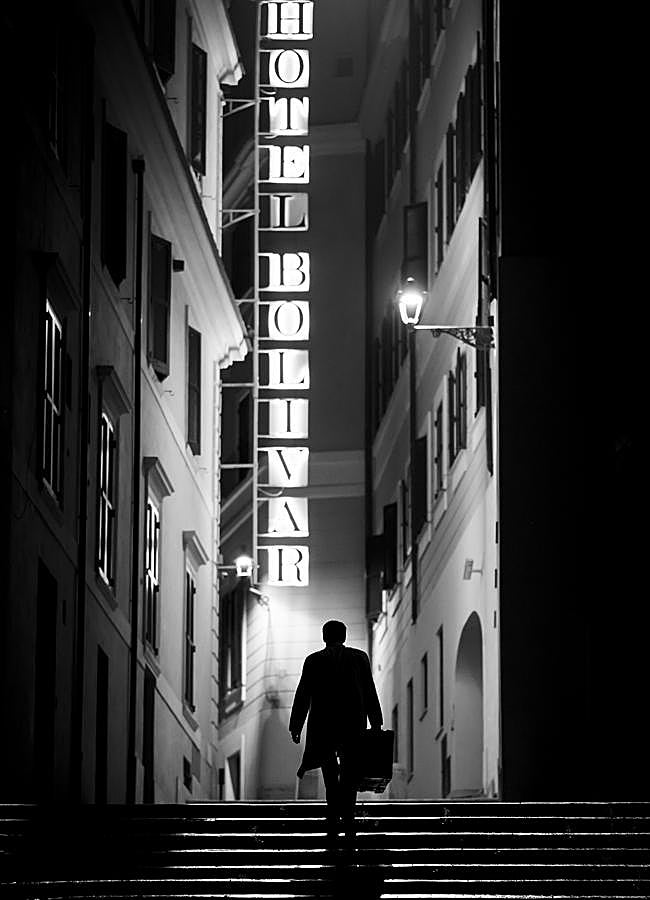 Imagen - Imagen de Ripley, la miniserie de Netflix, con su protagonista a punto de entrar en el hotel Bolívar de Roma. / NETFLIX