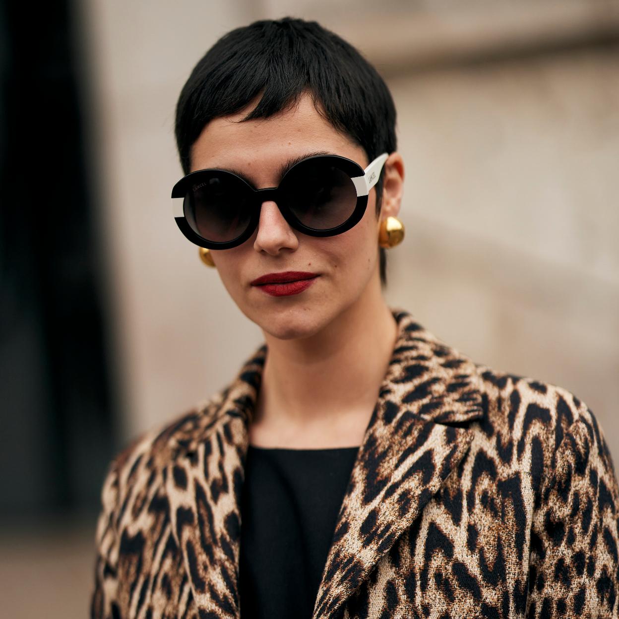 Una mujer con un corte de pelo pixie con flequillo.