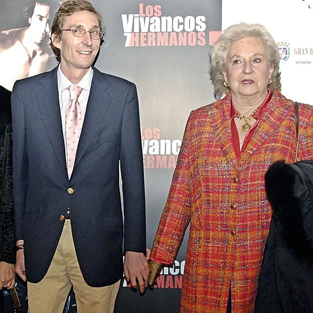 Fernando Gómez-Acebo y su madre, la infanta Pilar. 