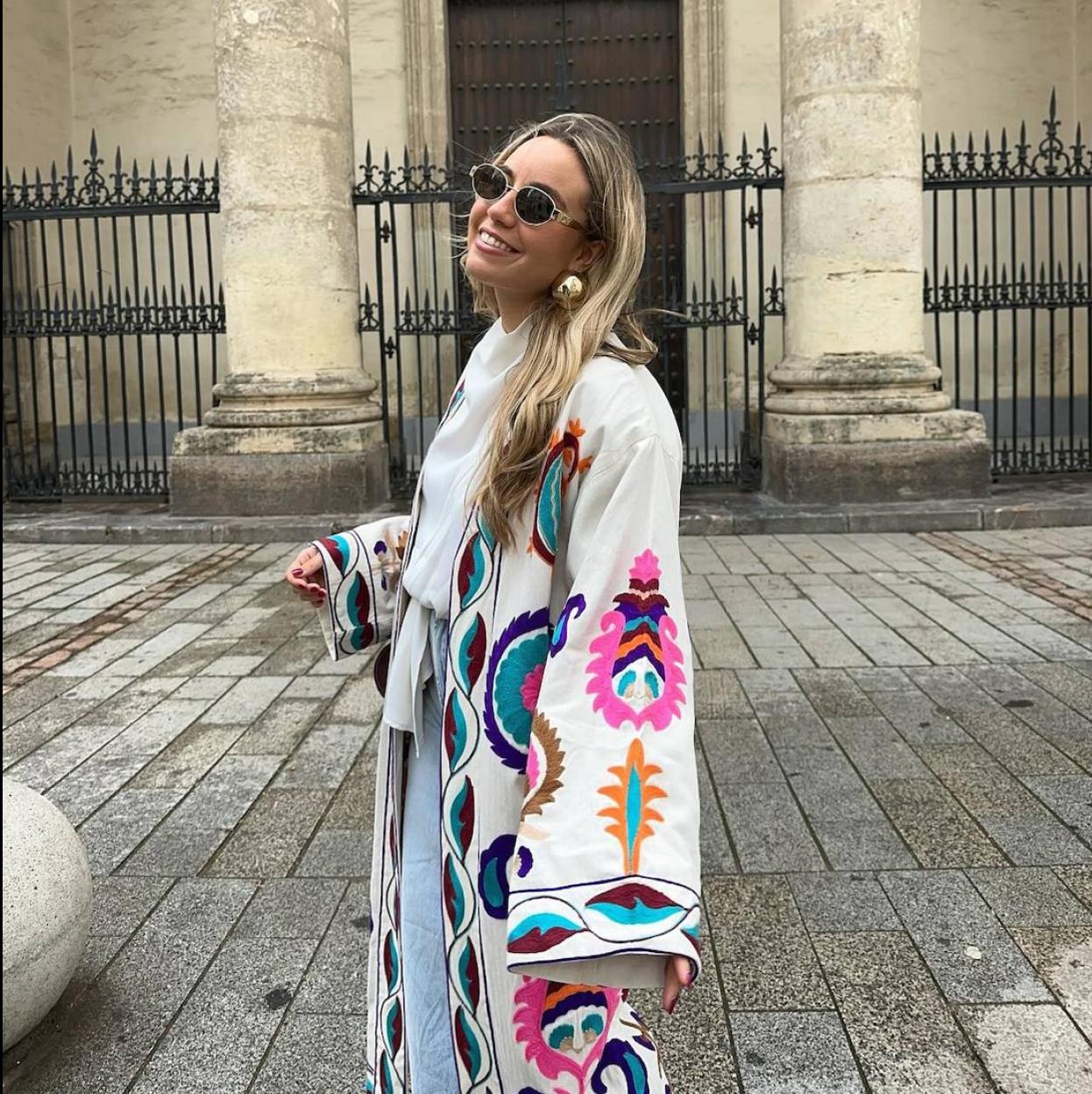 Influencer con kimono viral de Sfera