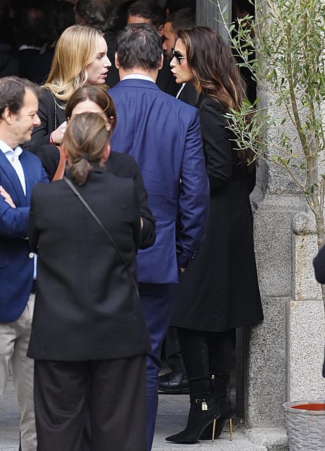 Imagen - Paloma Cuevas saludando a los invitados a la misa funeral. / LIMITED PICTURES