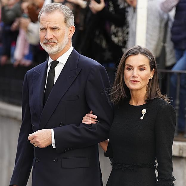 La reina Letizia, sobria elegancia en el funeral de Fernando Gómez-Acebo: vestido nuevo, zapatos kitten heel y broche con historia