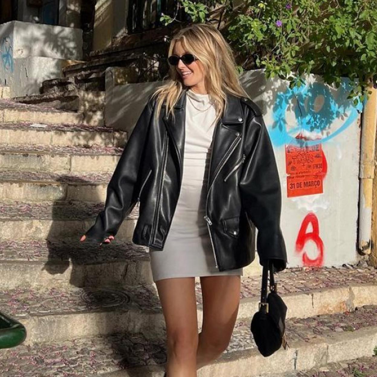 La influencer Polly Sayer con una chaqueta de cuero