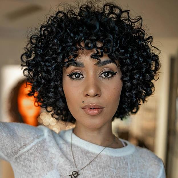 Corte bob rizado estilo afro