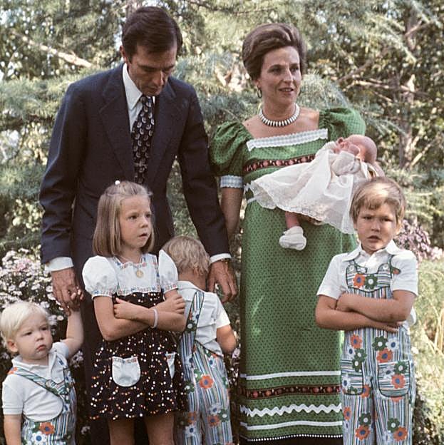 lA heramana del rey Juan Carlos, con su marido, y sus cinco hijos. 
