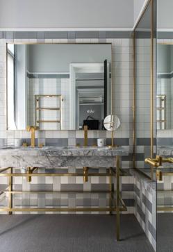 Imagen secundaria 2 - Bar de cócteles y habitación y baño del hotel Nolinski.