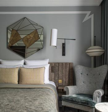 Imagen secundaria 1 - Bar de cócteles y habitación y baño del hotel Nolinski.