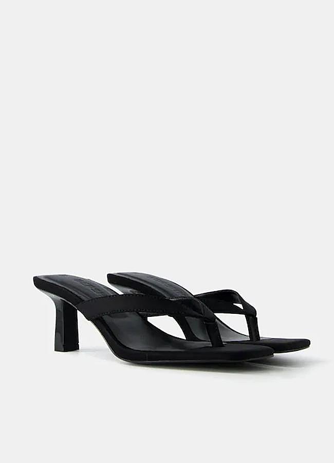 Imagen - Sandalias de tiras en color negro de Bershka (19,99 euros).