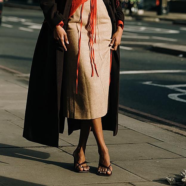 Regresan las sandalias de tacón noventeras más elegantes y cómodas que llevarás esta primavera