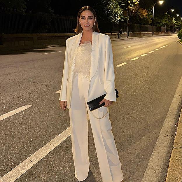 Vicky Martín Berrocal con un mono blanco