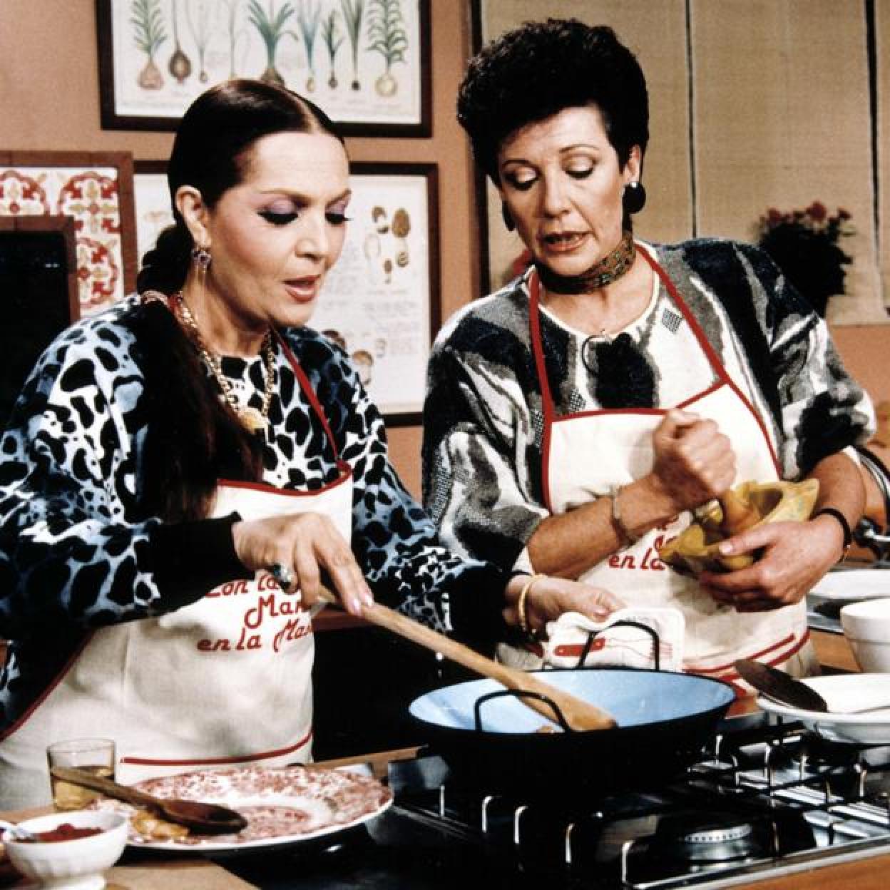 Elena Santonja con Sara Montien en el programa Con las manos en la msa de TVE. 