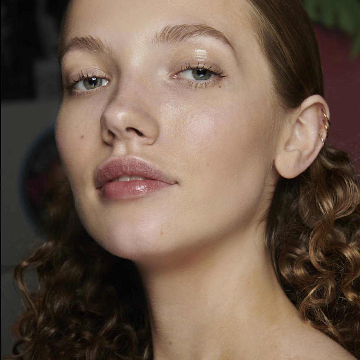 Modelo con pestañas largas