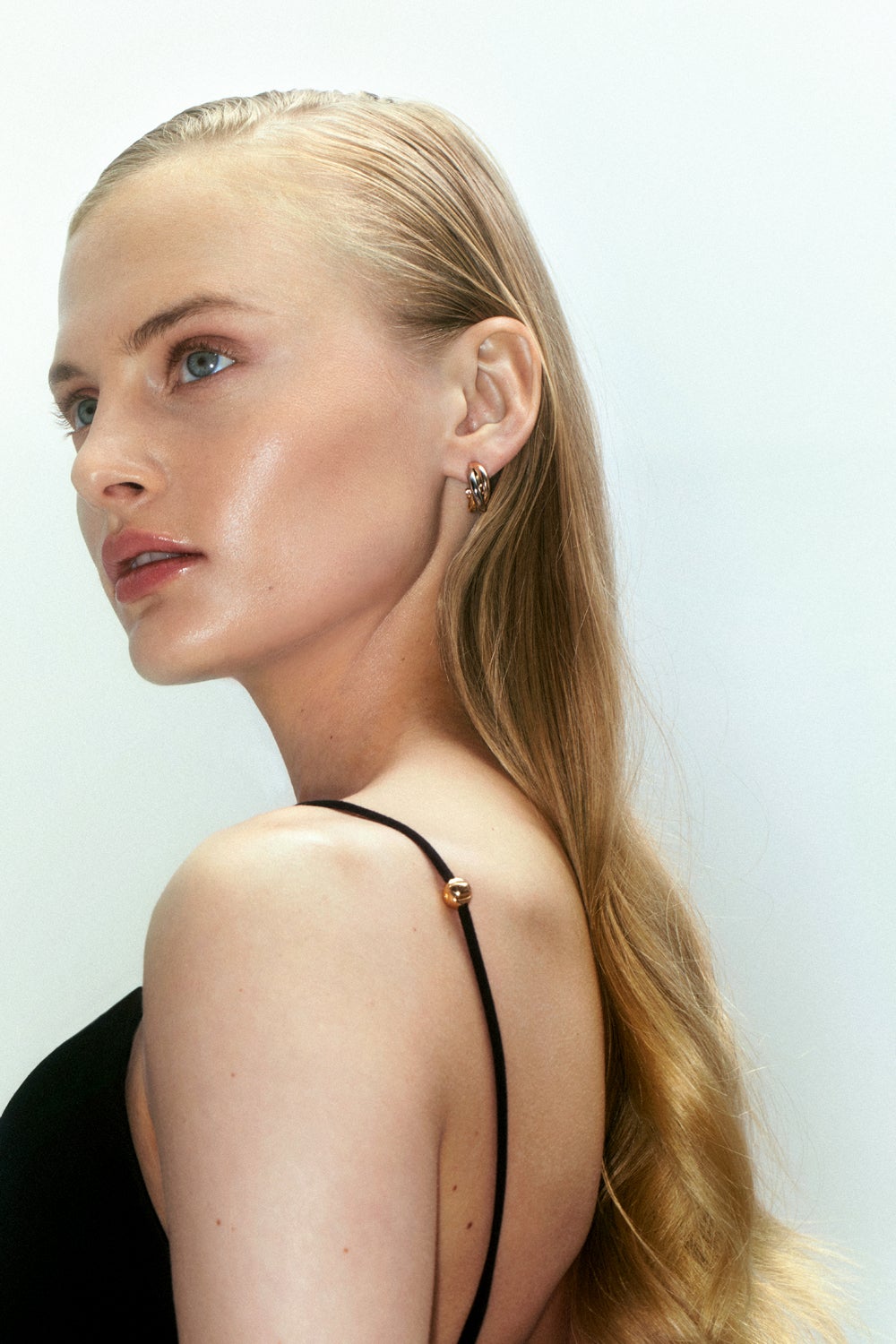 Imagen - Modelo con camiseta de Intimissimi y pendientes de Bulgari. Fotografía: Elena Olay / Maquillaje y peluquería: Paula Soroa / Estilismo: Cristina Pérez Hernando.