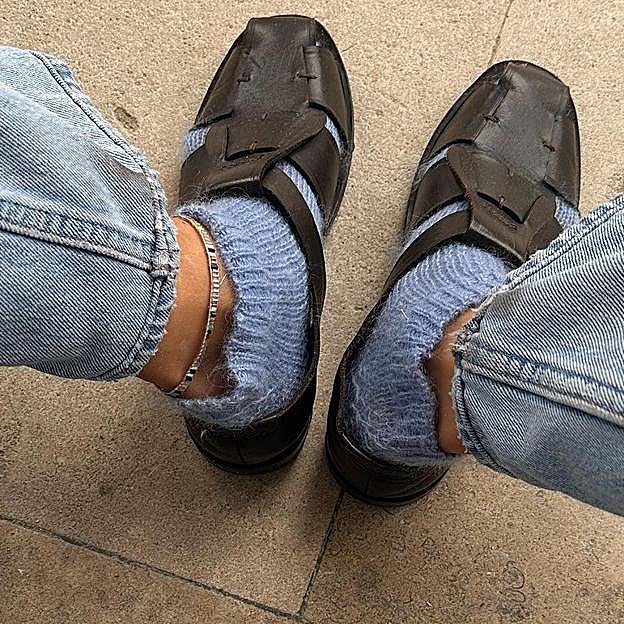 La influencer Alice Pilate con cangrejeras y calcetines.