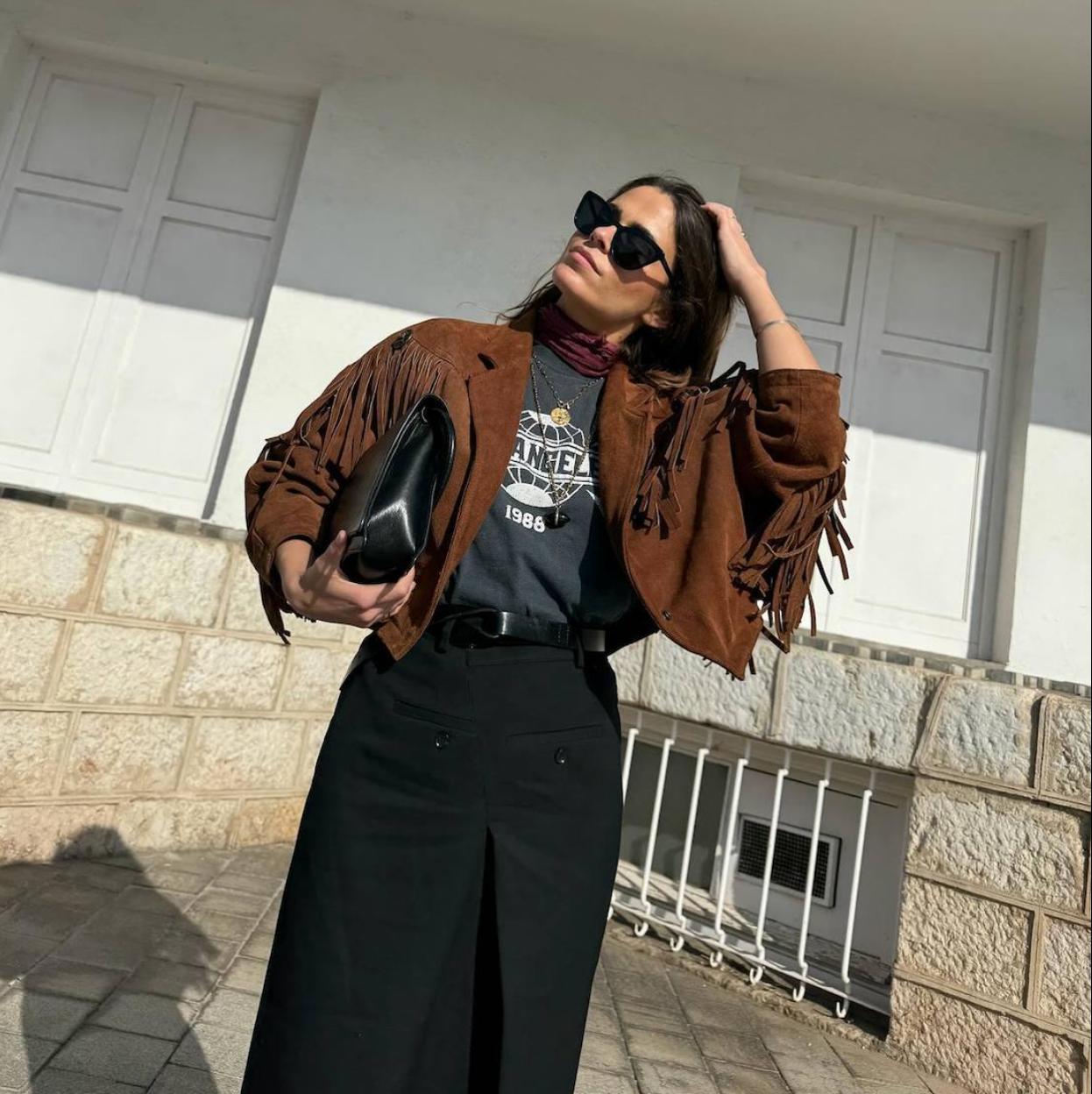 Influencer con cazadora de flecos