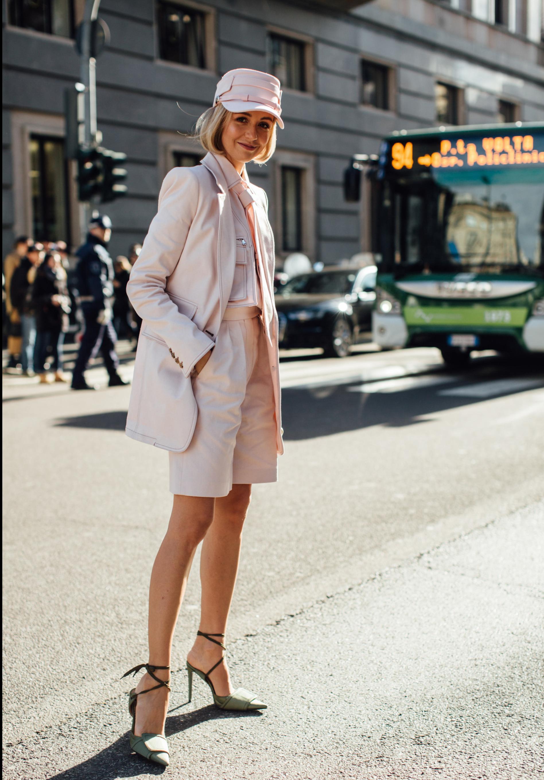 Look de traje con bermudas perfecto para el entretiempo.