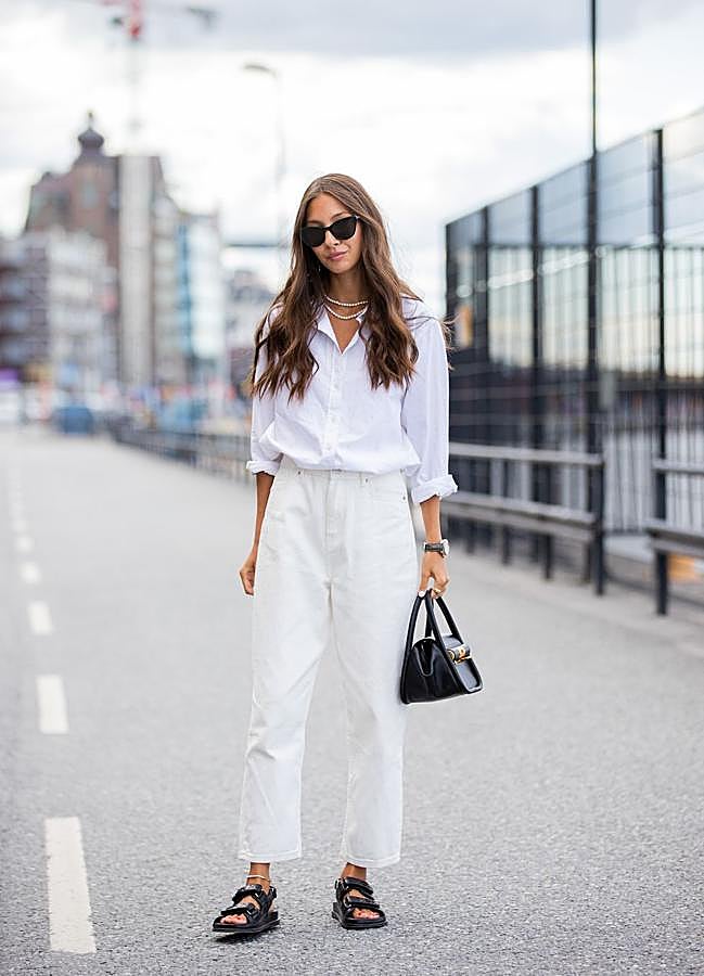 Imagen - Look con camisa blanca y vaqueros. Foto: Getty.