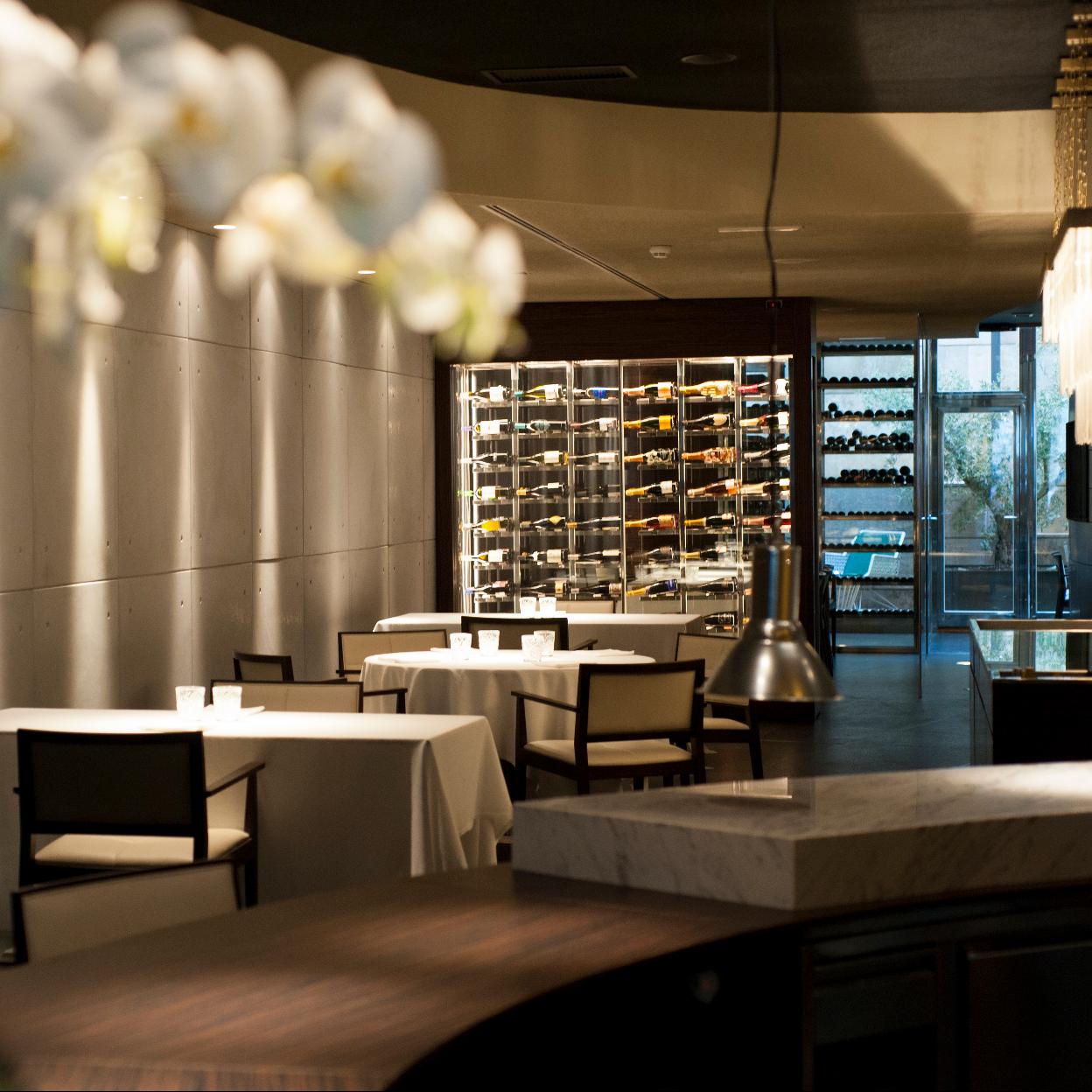 El comedor, con la bodega al fondo, del restaurante Cebo, situado en el centro de Madrid.