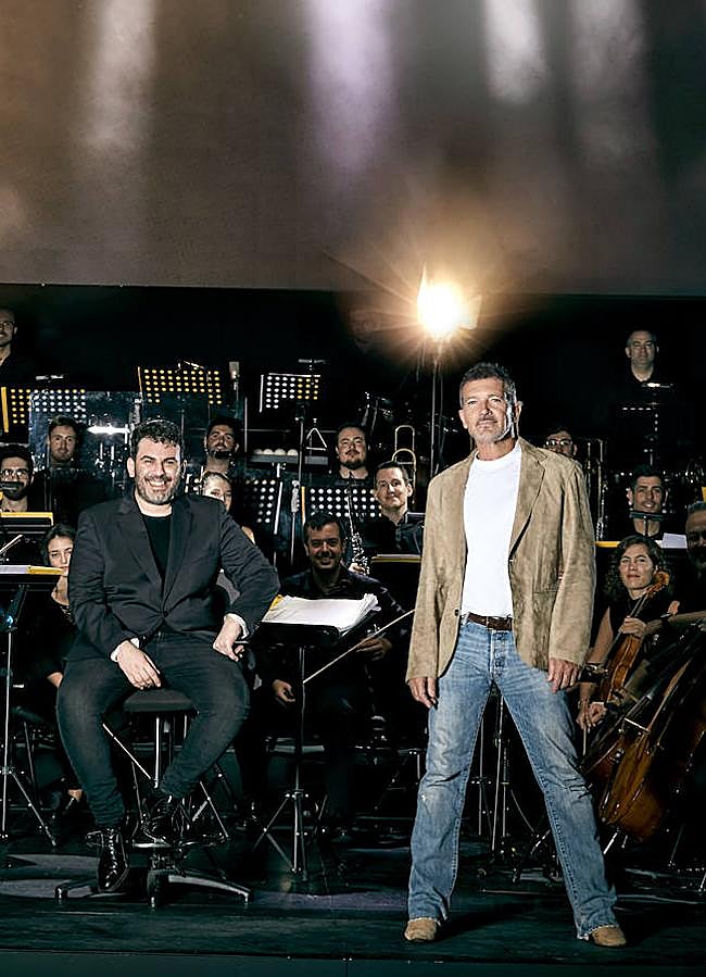 Imagen - Antonio Banderas viste americana de ante, de Mango; camiseta de Uniqlo y vaqueros de Levi's. Foto: Valero Rioja