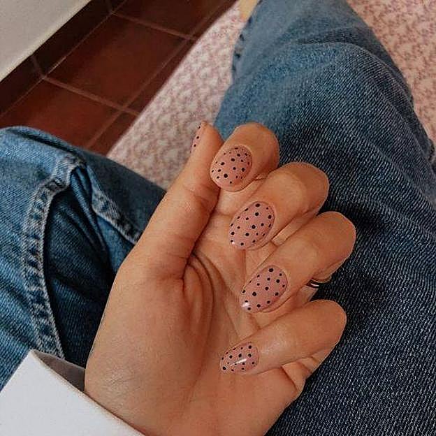 Dot nails en color negro