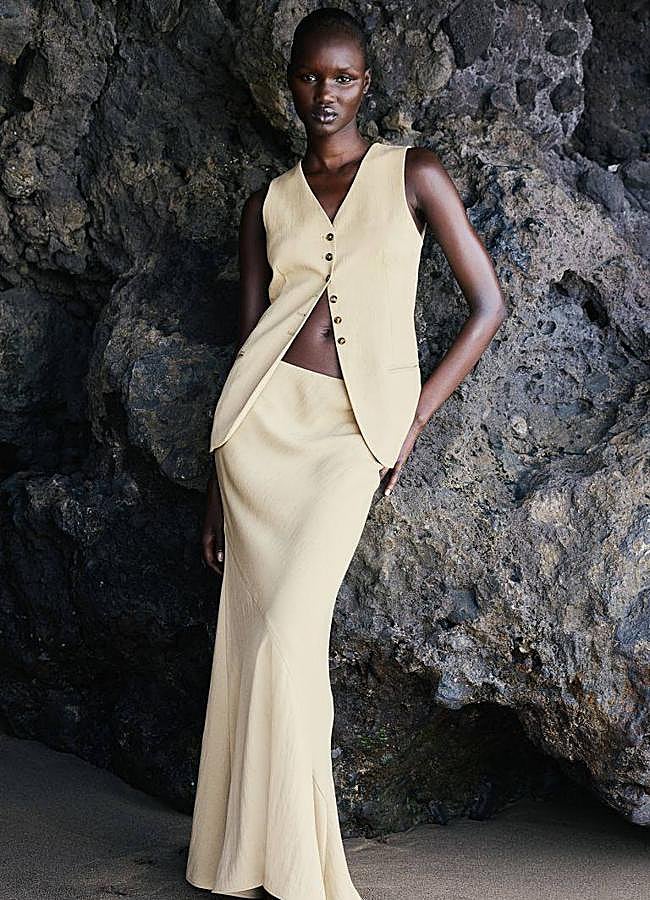 Imagen - Total look de sastrería con chaleco y falda en color beige de H&M