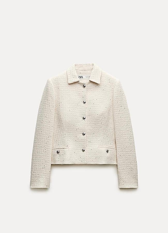 Imagen - Chaqueta entallada en blanco de Zara (69,95 euros).