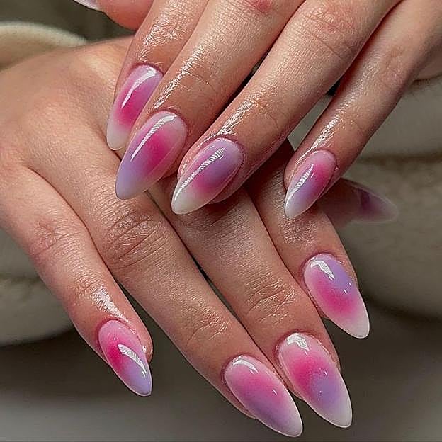 Un tipo de aura nails en color rosa.