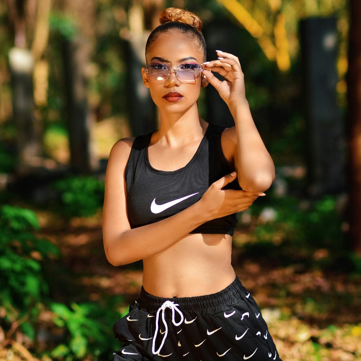 Chica posando con un conjunto de Nike