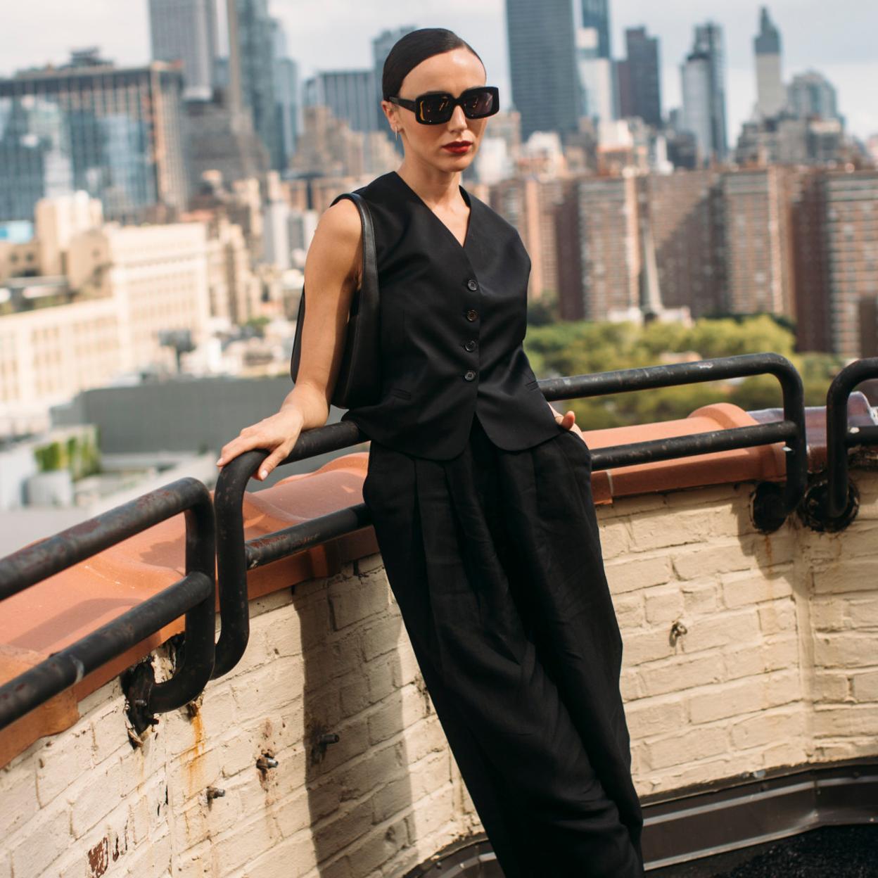 Una modelo con un traje de chaleco y pantalón en Nueva York