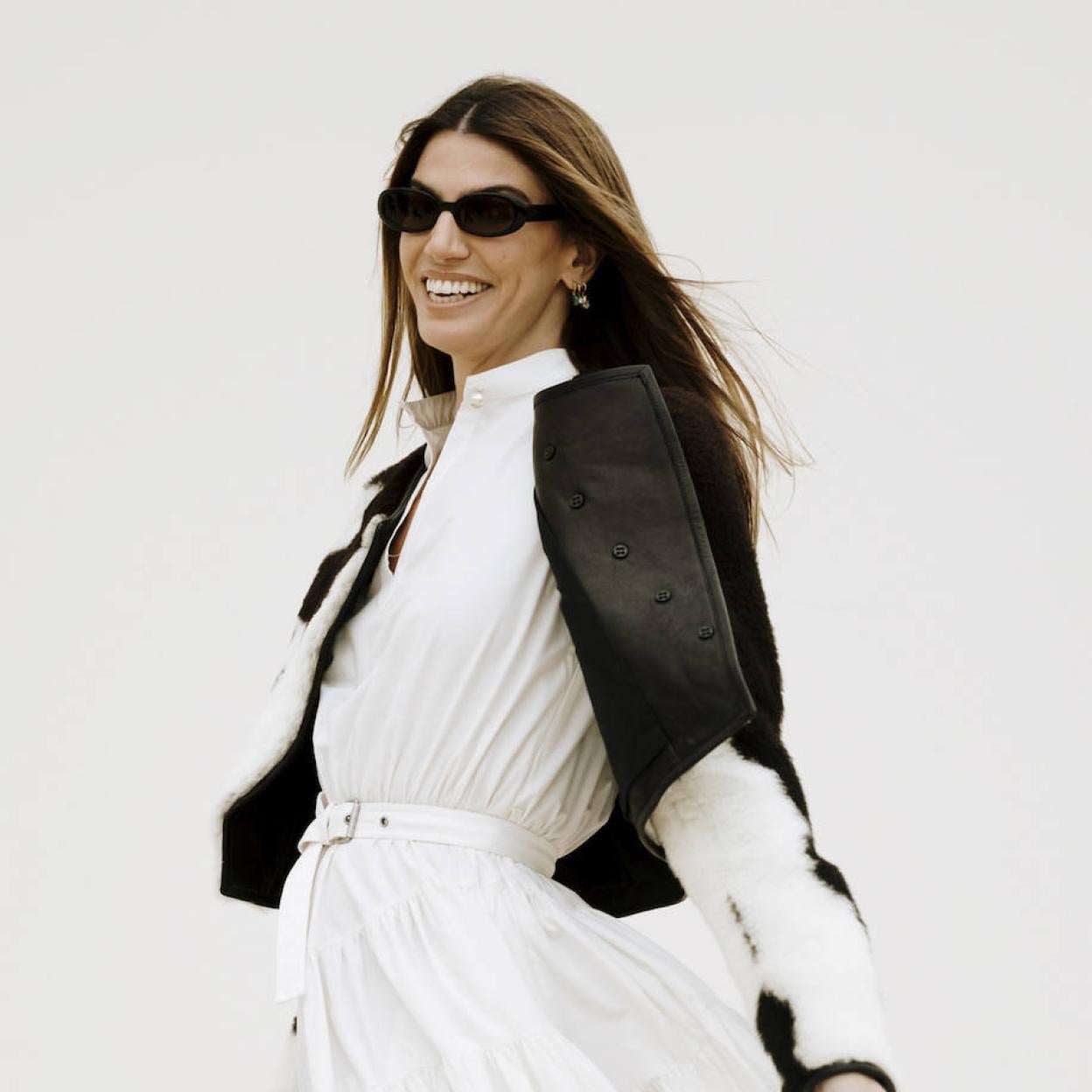 Influencer sonriente en el street style de la fashion week