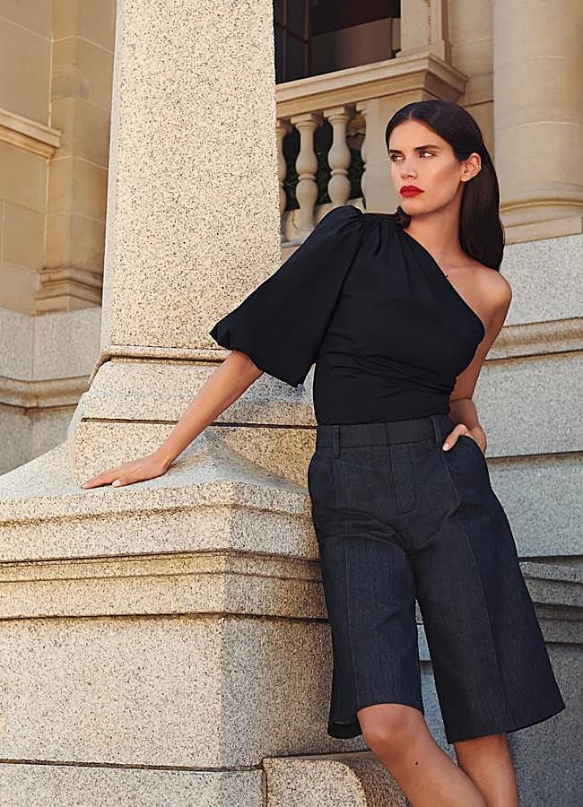 Imagen - Blusa asimétrica en negro de Mark & Spencer.