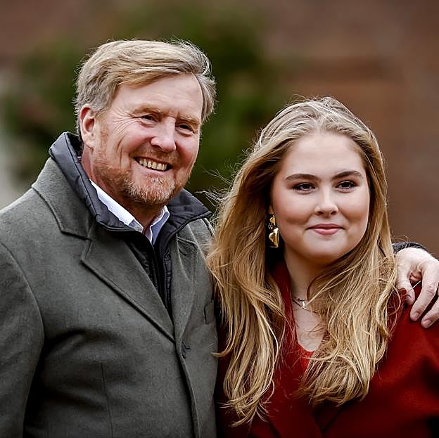 Amalia de Holanda junto a su padre, el rey Guillermo. 