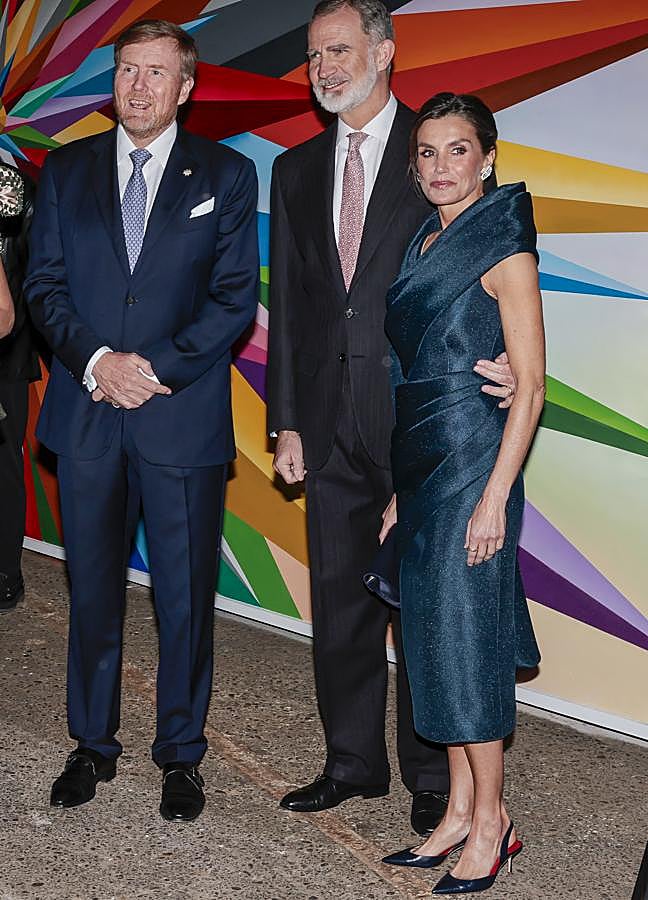 Imagen - El rey Felipe y la reina Letizia con gestos de cariño. / GTRES