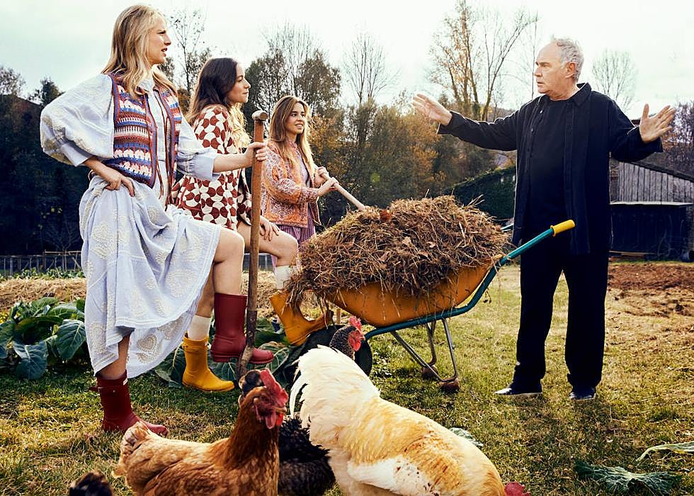 De izda. a dcha., Clara lleva vestido de Antik Batik, chaleco de crochet de Yerse, calcetines de Calzedonia y botas de Hunter; Martina, short y chaqueta de Designers Society, camisa de Antik Batik, calcetines de Calzedonia y botas de Hunter; Carlota, camisa y chaqueta de Antik Batik, short de Yerse y botas de Hunter. Ferran Adrià va con camisa de pana y camiseta de American Vintage. 