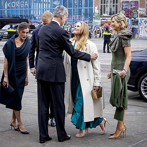 Amalia de Orange le hace una reverencia a Felipe VI en Ámsterdam.