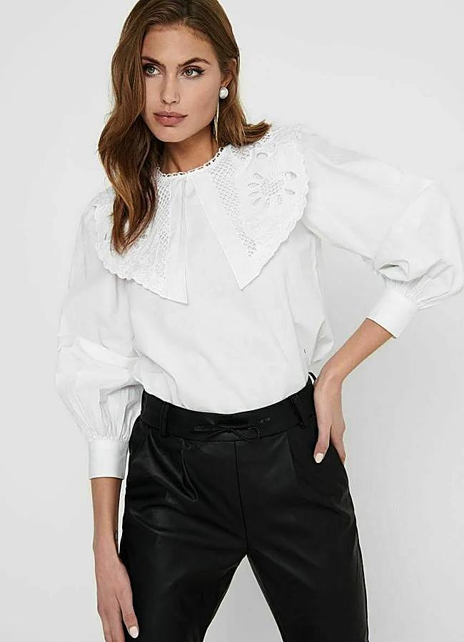 Imagen - Blusa con cuello babero blanca