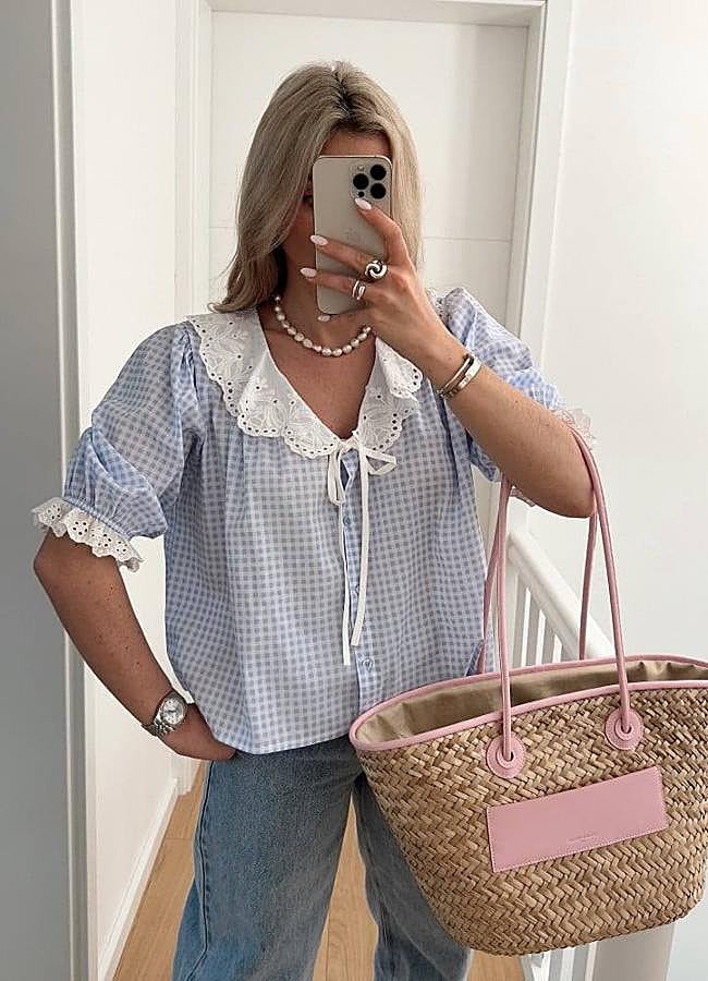 Imagen - Blusa con cuello babero en estampado de vichy con bordados