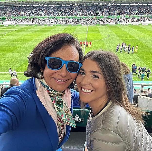 Carmen Ballesteros Botín y Ana Patricia Botín, animando a su equipo el Real Racing Club.