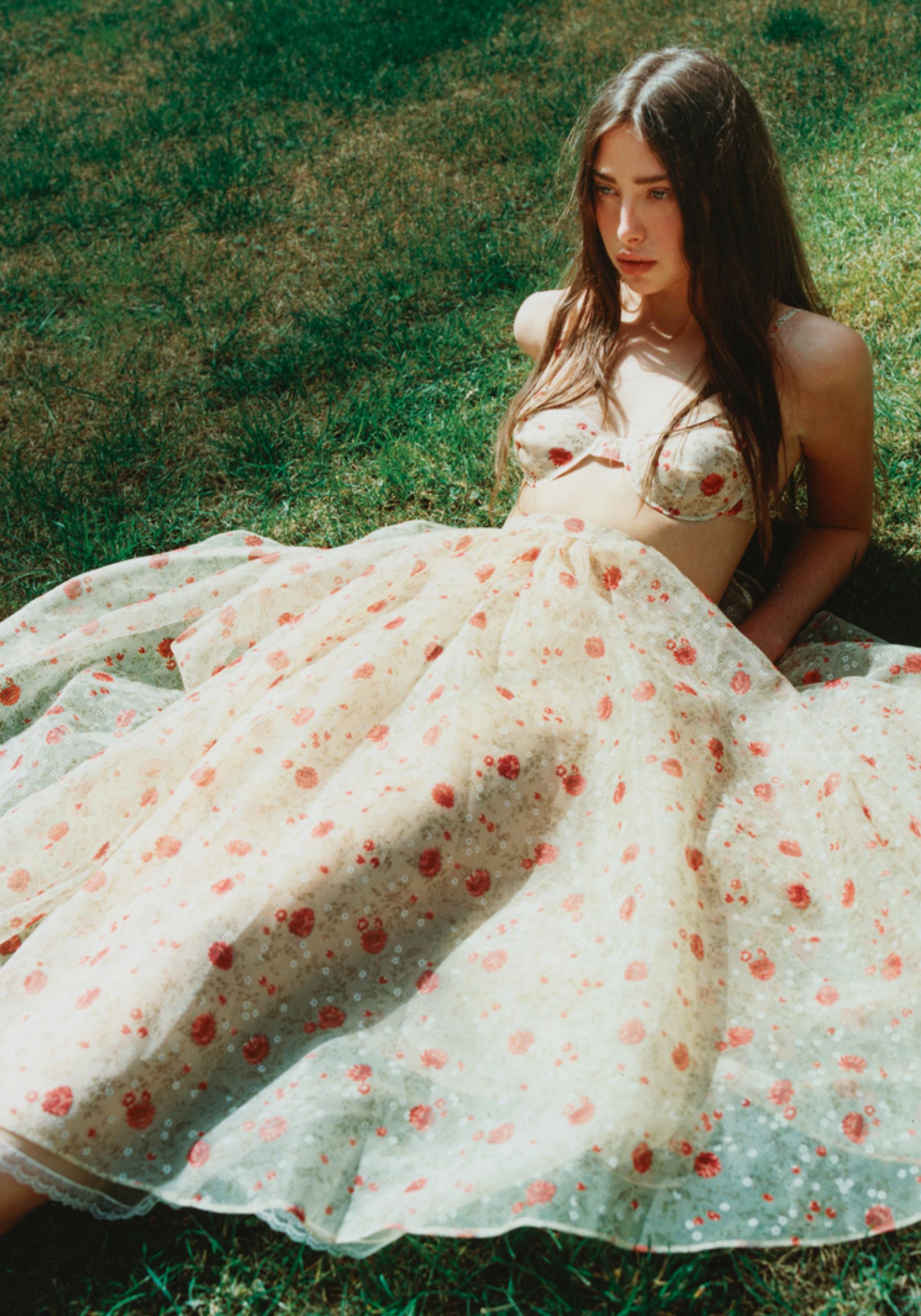 Bra y falda de vuelo en gasa estampada, de Prada.