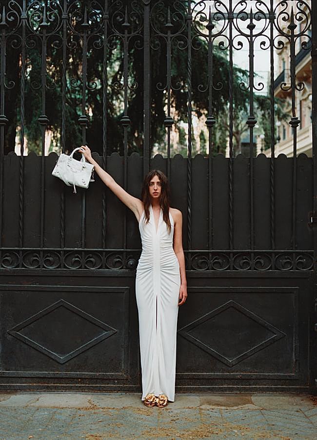 Imagen - Vestido drapeado de Victoria Beckham x Mango. El bolso es la nueva versión de Le City, de Balenciaga, y las sandalias doradas son de Martinelli. Foto: Agata Serge.