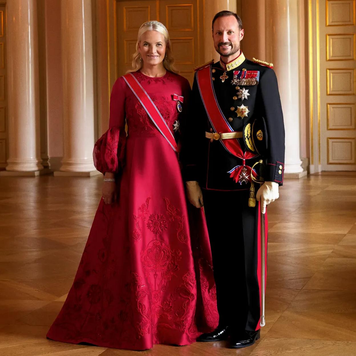 Los nuevos retratos oficiales de Mette-Marit y el príncipe Haakon de Noruega. 