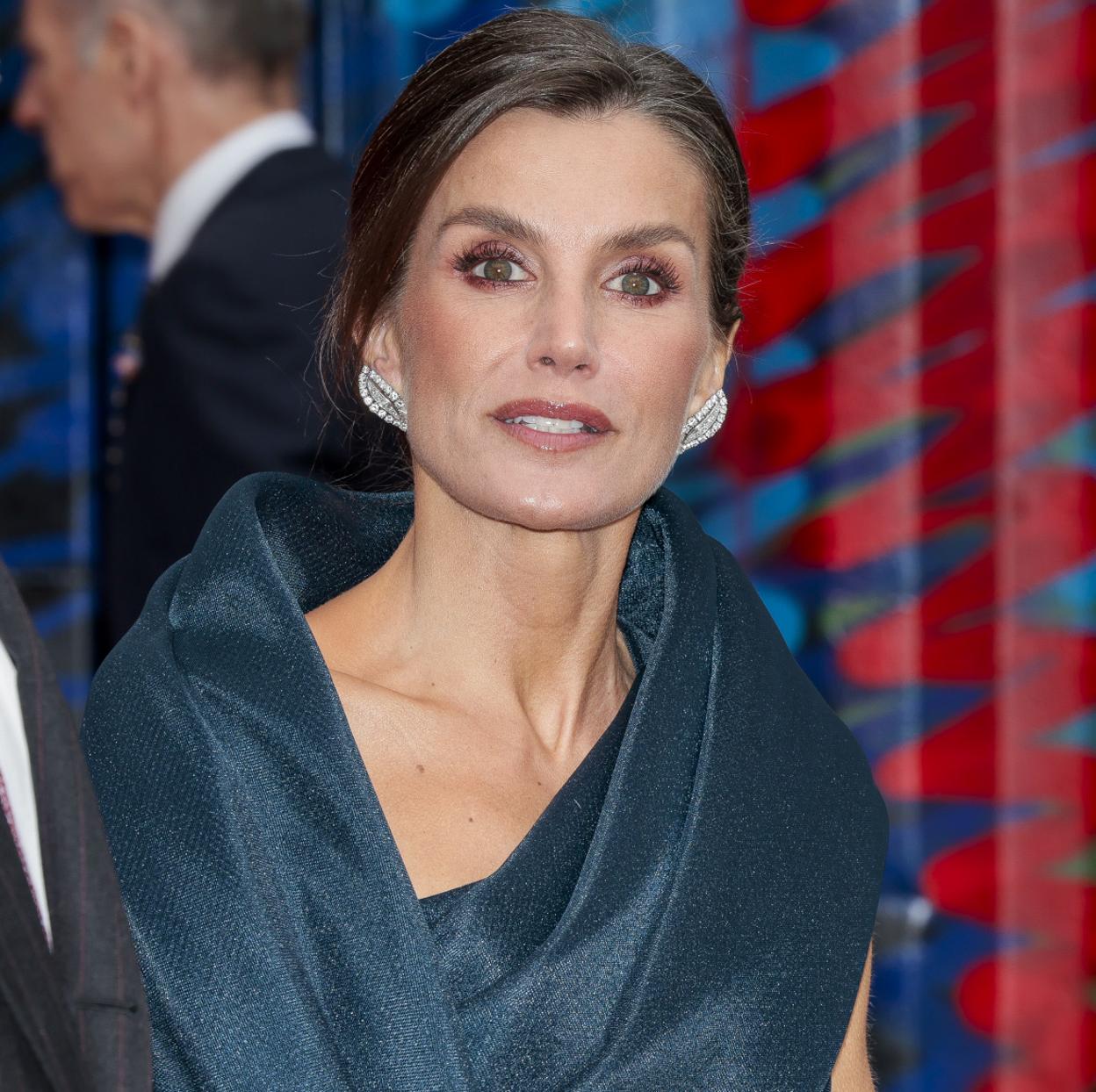 La reina Letizia, espectacular con este diseño con reminiscencias de Balenciaga. 