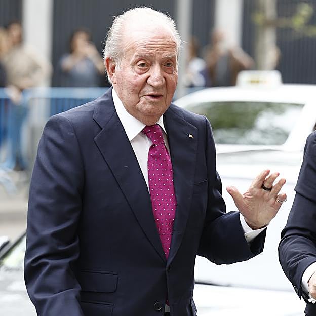 Don Juan Carlos durante la boda de Almeida y Teresa Urquijo. 