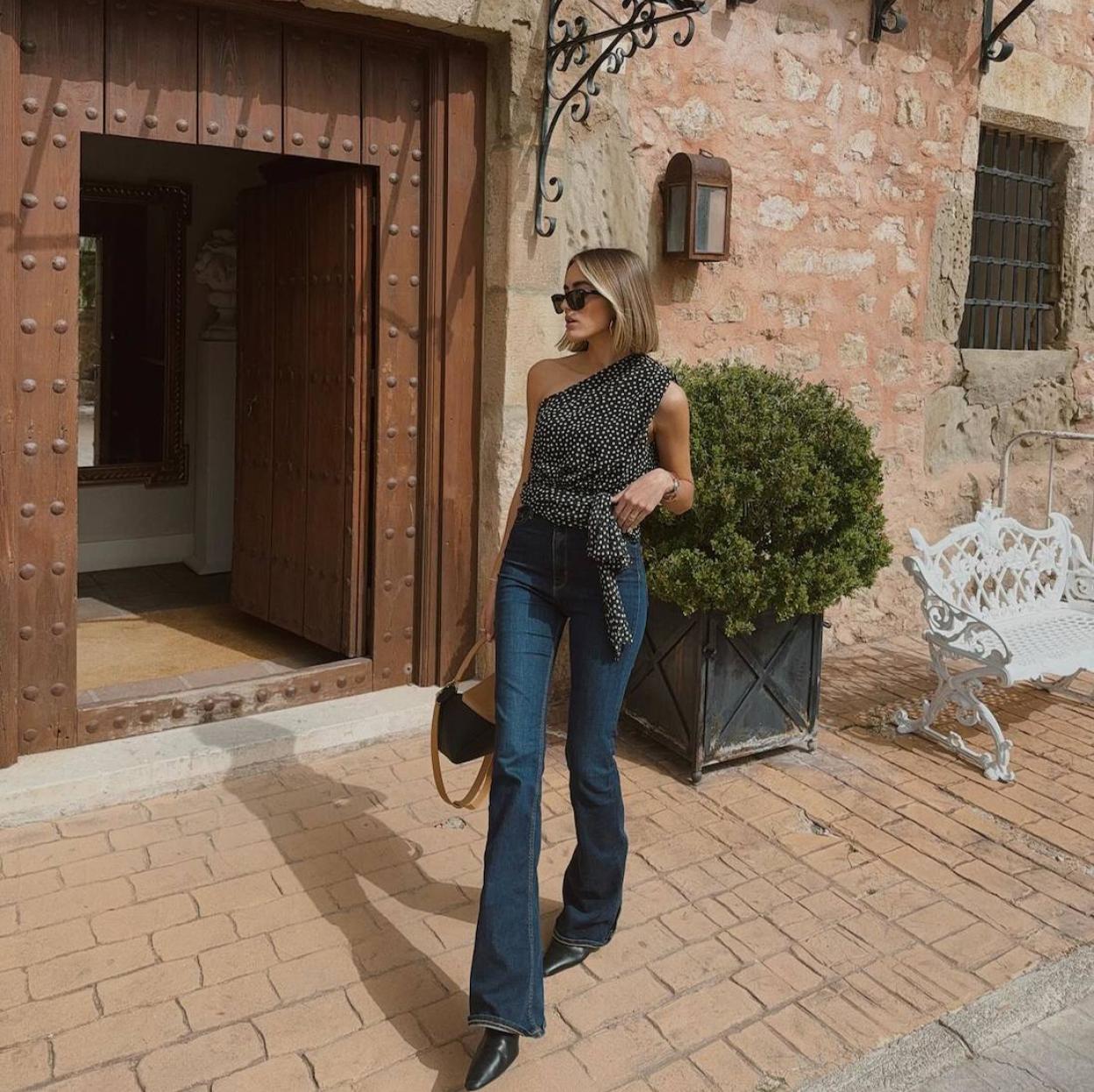 Influencer con look de top con un solo hombro