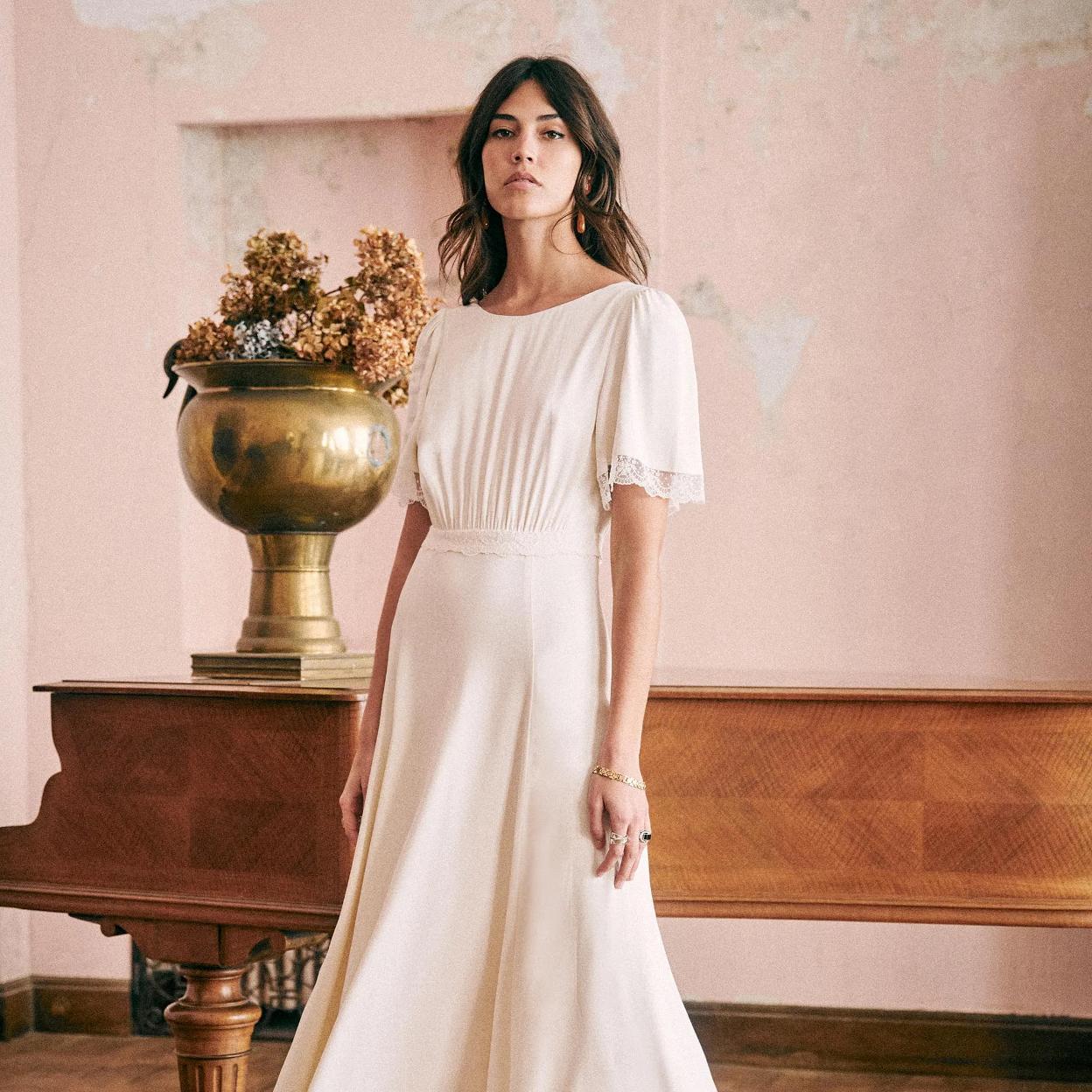 Vestidos, zapatos y muchas otras propuestas de primavera que tienes que descubrir antes de que se agoten.