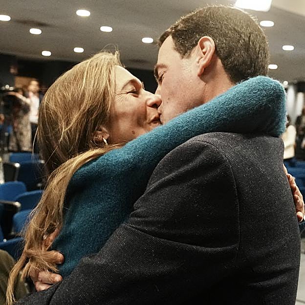 Imanol Pradales, más allá de la política: familia humilde, la muerte de su padre y la mujer a la que besó tras ganar las elecciones