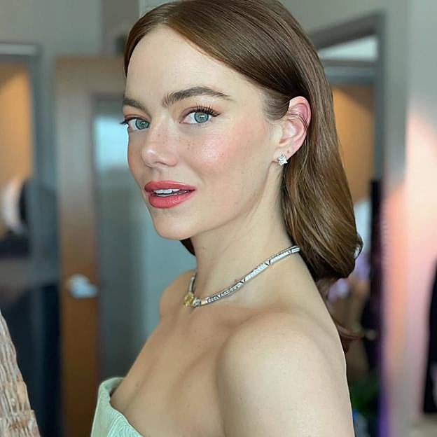 Emma Stone con look tendencia pech makeup