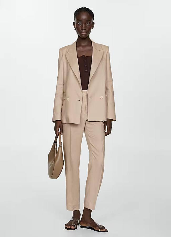 Imagen - Traje de lino minimalista en tono beige