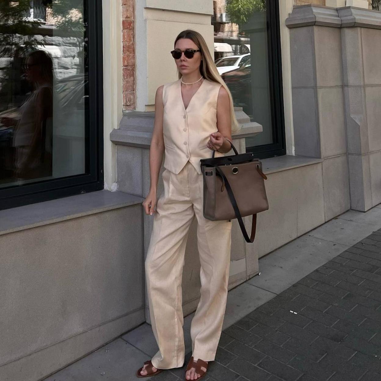 Influencer con traje de lino