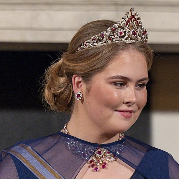 La princesa Amalia de Holanda durante la cena de gala ofrecida a los reyes de España. 